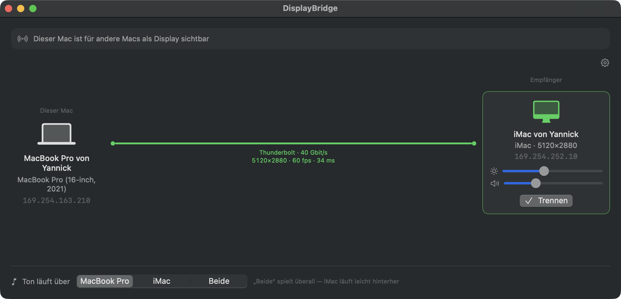 Das DisplayBridge-Fenster während der Verbindung: eine grüne Linie mit Thunderbolt, 40 Gbit/s, 5120×2880, 60 fps, 34 ms zur Karte des iMac, die Regler für Helligkeit und Lautstärke und die Taste Trennen zeigt. Unten: Ton läuft über MacBook Pro, iMac oder Beide.