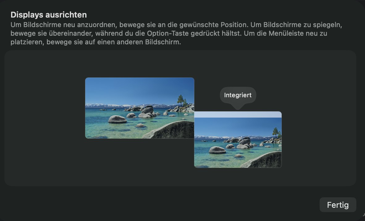 Das Fenster Displays ausrichten in den Systemeinstellungen: zwei Bildschirm-Rechtecke nebeneinander, links der größere iMac, rechts das MacBook, und die Taste Fertig.