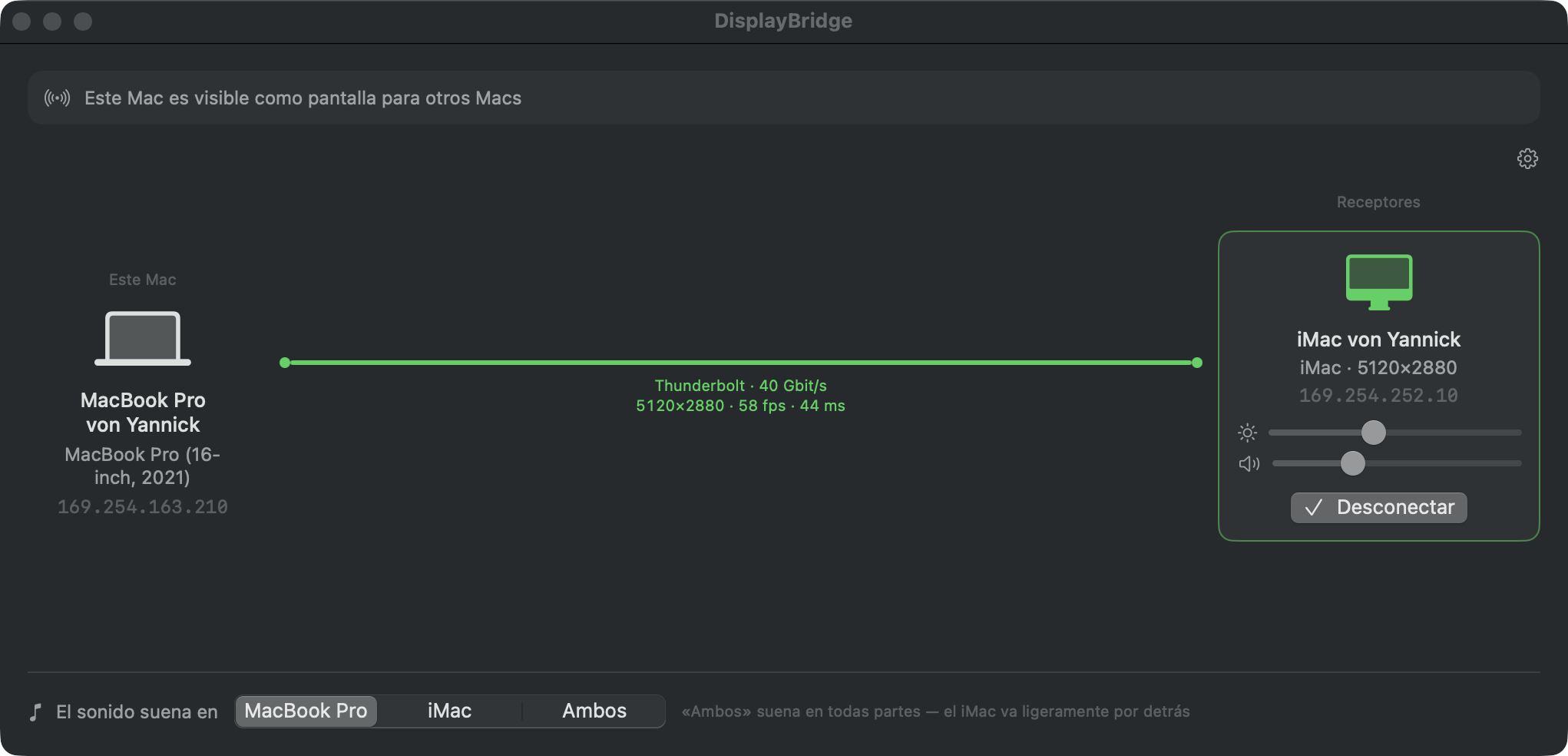 La ventana de DisplayBridge durante la conexión: una línea verde con Thunderbolt, 40 Gbit/s, 5120×2880, 58 fps, 44 ms hasta la tarjeta del iMac, que muestra los controles de brillo y volumen y el botón Desconectar. Abajo: El sonido suena en MacBook Pro, iMac o Ambos.
