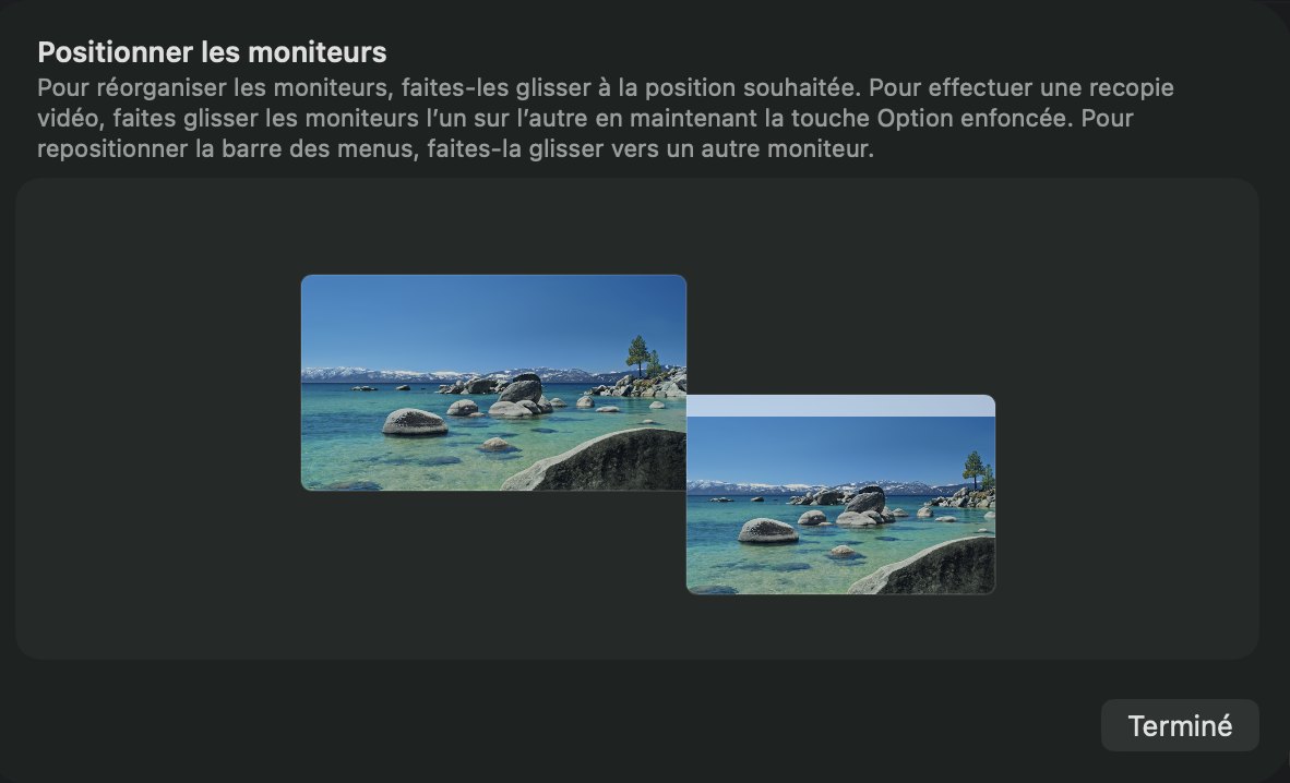 La fenêtre Positionner les moniteurs dans Réglages Système : deux rectangles côte à côte, le plus grand pour l'iMac à gauche et le MacBook à droite, avec un bouton Terminé.