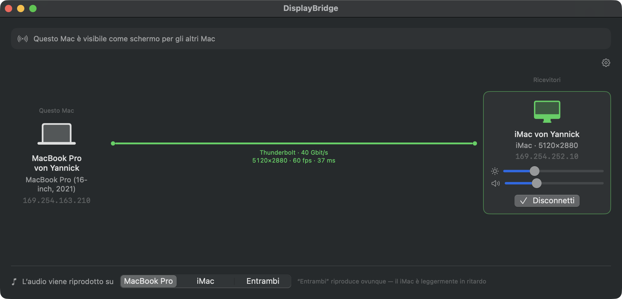 La finestra di DisplayBridge durante la connessione: una linea verde con Thunderbolt, 40 Gbit/s, 5120×2880, 60 fps, 37 ms verso la scheda dell’iMac, che mostra i cursori di luminosità e volume e un pulsante Disconnetti. In basso: L’audio viene riprodotto su MacBook Pro, iMac o Entrambi.