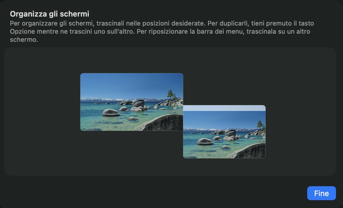 Il pannello Organizza gli schermi in Impostazioni di Sistema: due rettangoli affiancati, l’iMac più grande a sinistra e il MacBook a destra, con un pulsante Fine.