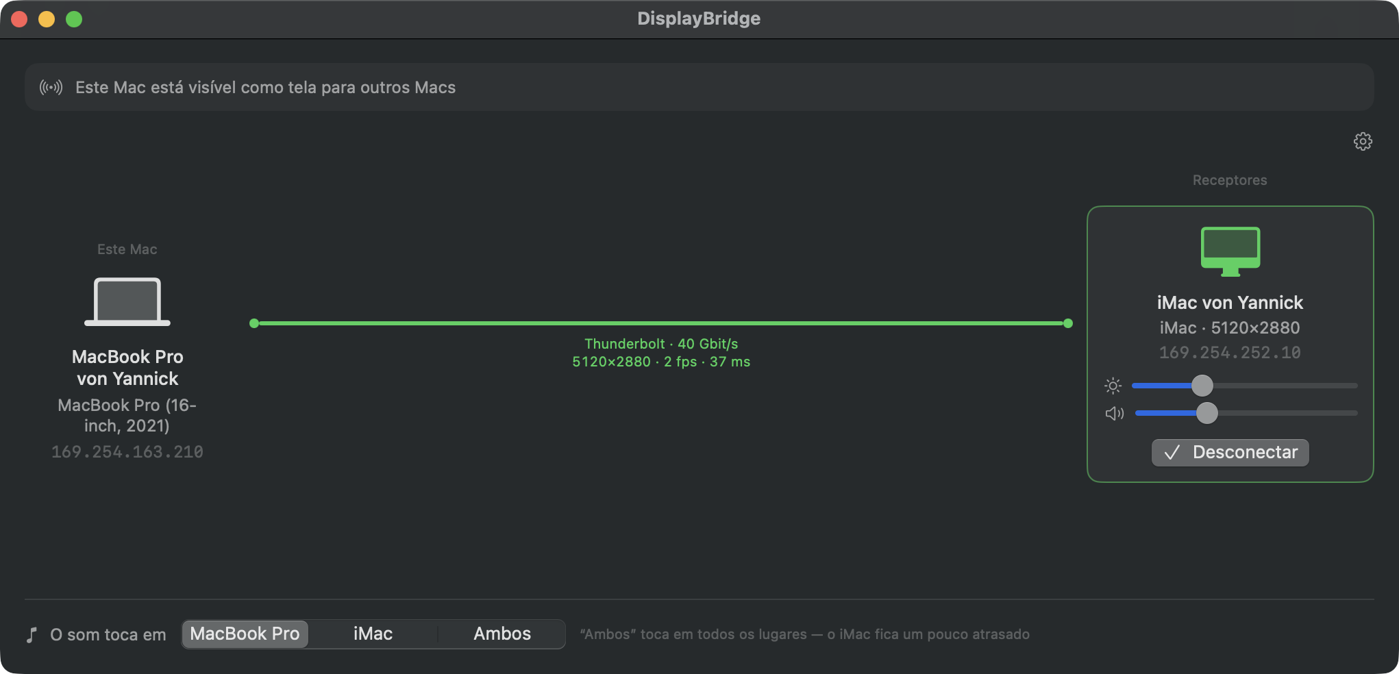 A janela do DisplayBridge durante a conexão: uma linha verde com Thunderbolt, 40 Gbit/s, 5120×2880, 60 fps, 44 ms até o cartão do iMac, que mostra os controles deslizantes de brilho e volume e um botão Desconectar. Embaixo: O som toca em MacBook Pro, iMac ou Ambos.