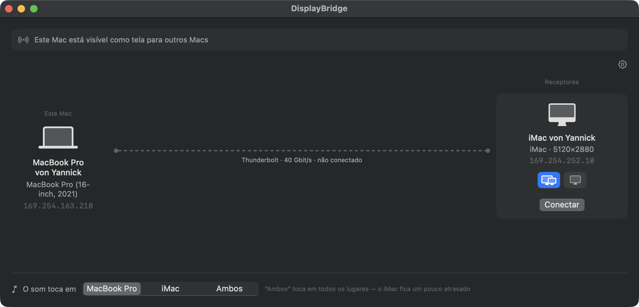 A janela do DisplayBridge depois de conectar o cabo: à esquerda, Este Mac, o MacBook Pro; no meio, uma linha pontilhada com Thunderbolt · 40 Gbit/s · não conectado; à direita, em Receptores, o cartão iMac von Yannick, iMac · 5120×2880, com o botão Estender selecionado em azul, o botão Espelhar ao lado e o botão Conectar. Embaixo: O som toca em MacBook Pro, iMac ou Ambos.